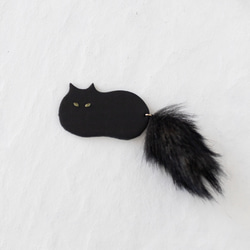 【瞳が選べる】ふわふわ尻尾の猫ブローチ / 黒 5枚目の画像