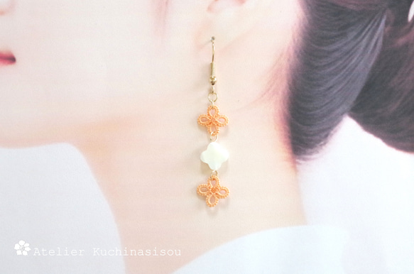 梭織蕾絲花朵和珍珠母貝花朵耳環（秋季） 第6張的照片