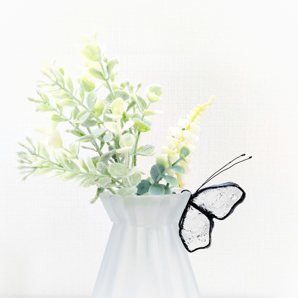 春の花 ヴィンテージ ステンドグラス マージョリン・バスティン 蝶々 バタフライ 蝶のステンドグラス サンキャッチャー（花模様押しガラス）蝶々