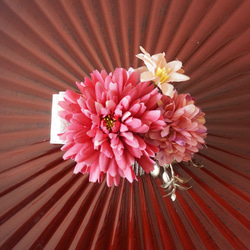 【Creema限定・１点物】紅梅色の菊のヘア飾り 2枚目の画像