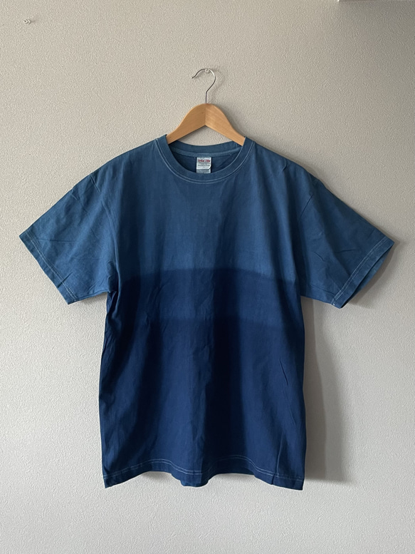 【ユニセックスの藍染Tシャツ】グラデーション柄 1枚目の画像