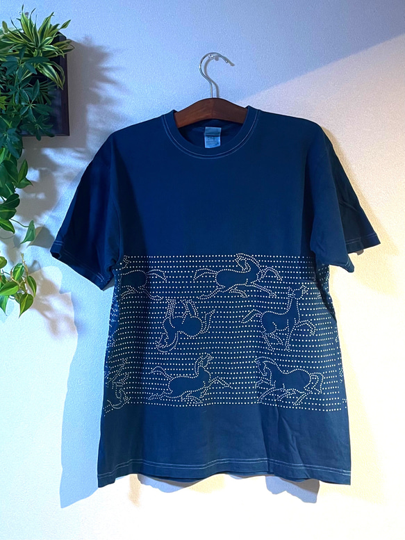 【ユニセックスの藍染Tシャツ】馬紋様 1枚目の画像