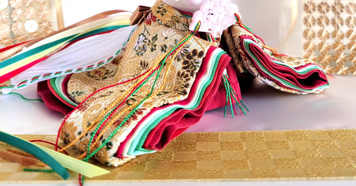 664 ひなまつり 小さな着せ替えお着物〈お姫様〉十二単　金色地に宝相華文様翡翠かさね【新襟仕様】