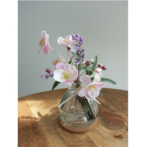 ✿【 粘土置物 】「ニュアンスカラーの秋の花」秋明菊とアメジスト