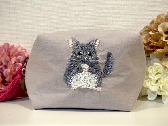 受注生産】チンチラのタッセル付き刺繍ポーチ ポーチ shop lon.lo 通販
