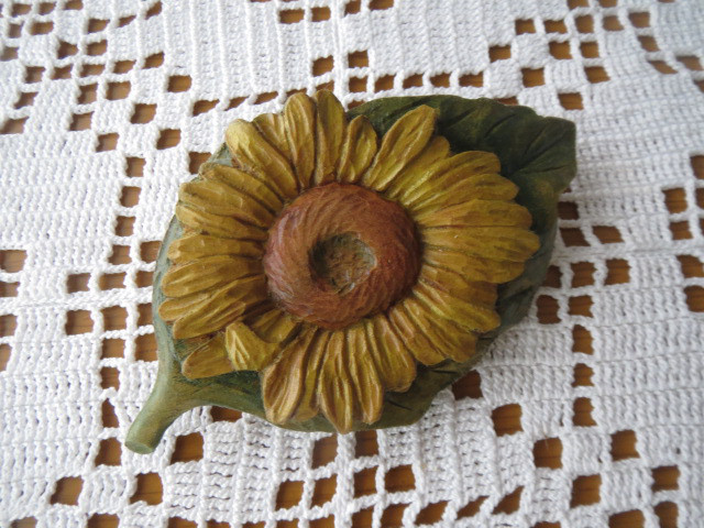 木彫りのブローチ★ヒマワリ葉付き2種★材質榀の木・サイズ約60x95㎜