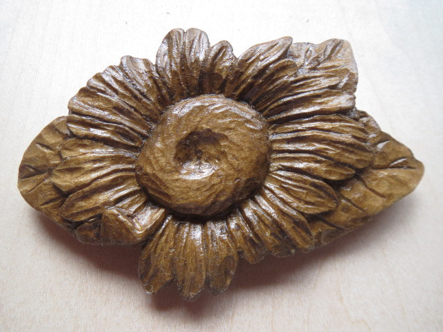 木彫りのブローチ★ヒマワリ葉付き2種★材質榀の木・サイズ約50x90㎜