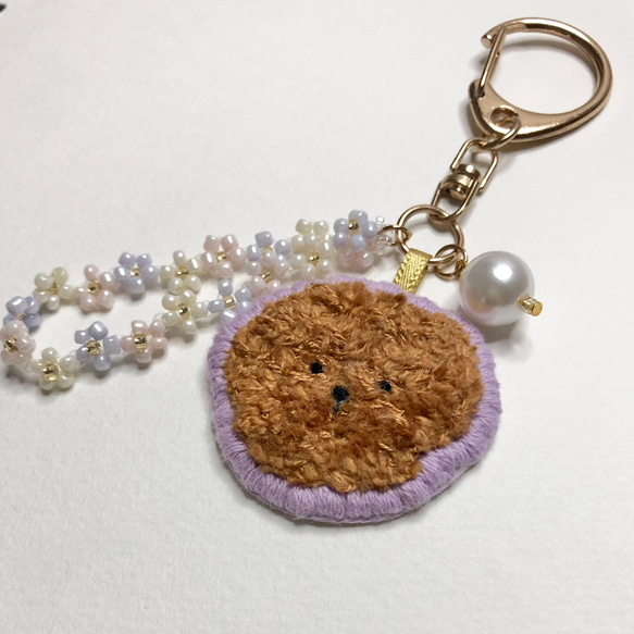 お花とトイプードルの刺繍キーホルダー 2枚目の画像