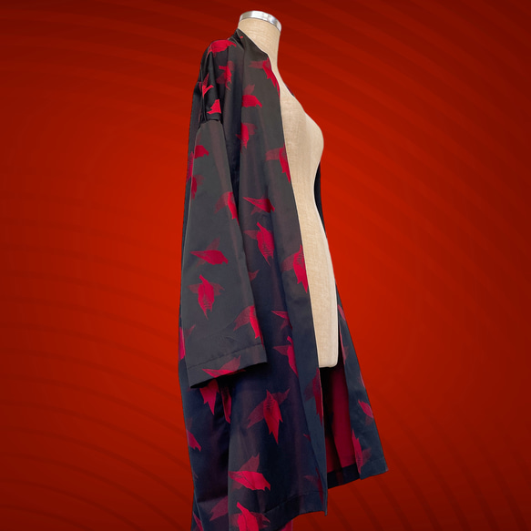 赤黒で魅せる着物カーディガン 着物ガウン 着物リメイク フリーサイズ コート 衣装 和柄 着物 秋服（J5908） 11枚目の画像