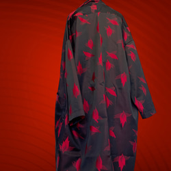 赤黒で魅せる着物カーディガン 着物ガウン 着物リメイク フリーサイズ コート 衣装 和柄 着物 秋服（J5908） 8枚目の画像