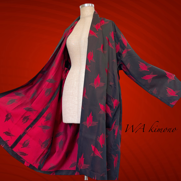 赤黒で魅せる着物カーディガン 着物ガウン 着物リメイク フリーサイズ コート 衣装 和柄 着物 秋服（J5908） 1枚目の画像