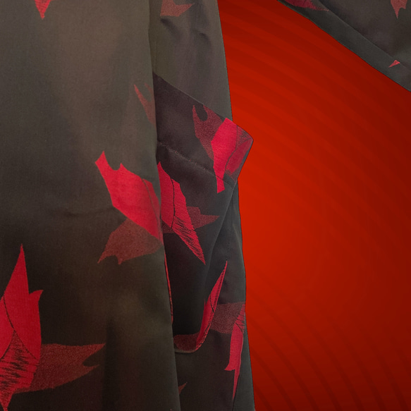 赤黒で魅せる着物カーディガン 着物ガウン 着物リメイク フリーサイズ コート 衣装 和柄 着物 秋服（J5908） 10枚目の画像