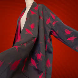 赤黒で魅せる着物カーディガン 着物ガウン 着物リメイク フリーサイズ コート 衣装 和柄 着物 秋服（J5908） 2枚目の画像