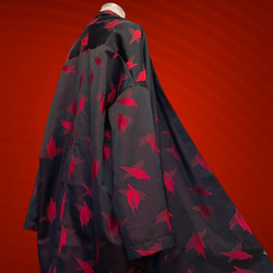 赤黒で魅せる着物カーディガン 着物ガウン 着物リメイク フリーサイズ コート 衣装 和柄 着物 秋服（J5908） 4枚目の画像