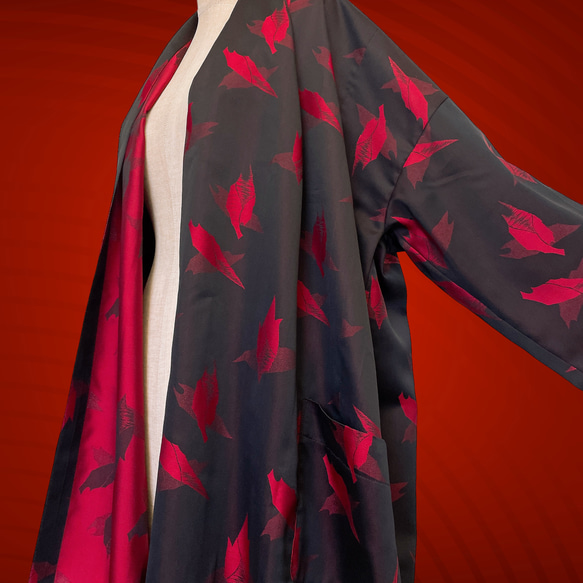 赤黒で魅せる着物カーディガン 着物ガウン 着物リメイク フリーサイズ コート 衣装 和柄 着物 秋服（J5908） 5枚目の画像