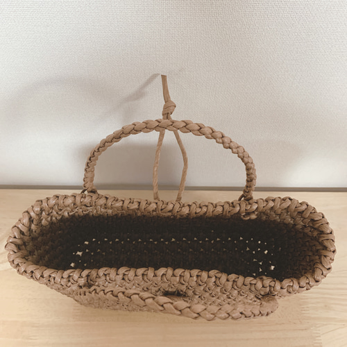 5本のクラフトで作った山葡萄風花結び編みかごバッグ（チャーム付き、内布付き） クラフトで作った山葡萄風花結び編みかごバッグ(内布付き、花