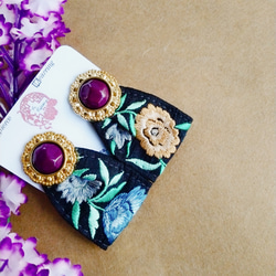紫色のボタンと秋草色の刺繡リボンのイヤリング　ボタンイヤリング　レトロボタン　インド刺繡リボン　秋冬大人カラー　シック 4枚目の画像