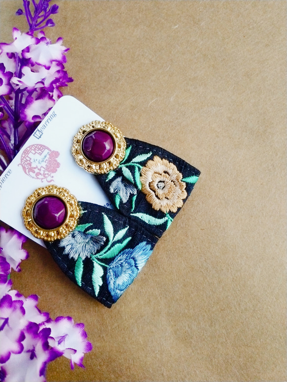 紫色のボタンと秋草色の刺繡リボンのイヤリング　ボタンイヤリング　レトロボタン　インド刺繡リボン　秋冬大人カラー　シック 4枚目の画像