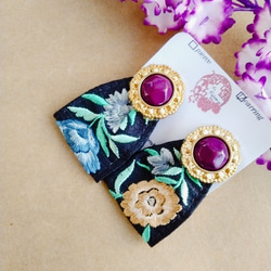 紫色のボタンと秋草色の刺繡リボンのイヤリング　ボタンイヤリング　レトロボタン　インド刺繡リボン　秋冬大人カラー　シック 1枚目の画像