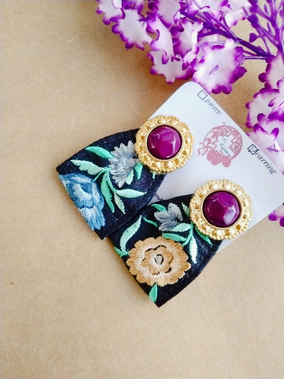紫色のボタンと秋草色の刺繡リボンのイヤリング　ボタンイヤリング　レトロボタン　インド刺繡リボン　秋冬大人カラー　シック 1枚目の画像