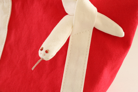 ヘビがくっついている小さめのトートバッグ　（ 25cmファスナー 白蛇×赤) 3枚目の画像