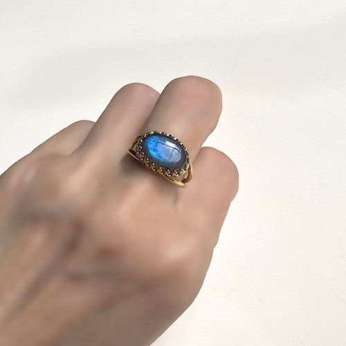 真鍮☆宝石質ブルーラブラドライトAAA☆12〜18号フリーサイズ☆14.5×10mm☆指輪☆天然石リング 指輪・リング St.freezia  通販｜Creema(クリーマ) 16626709