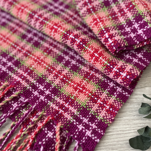 首まわりが華やぐタータンチェックの手織りマフラー マフラー miyuria