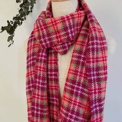 首まわりが華やぐタータンチェックの手織りマフラー マフラー miyuria