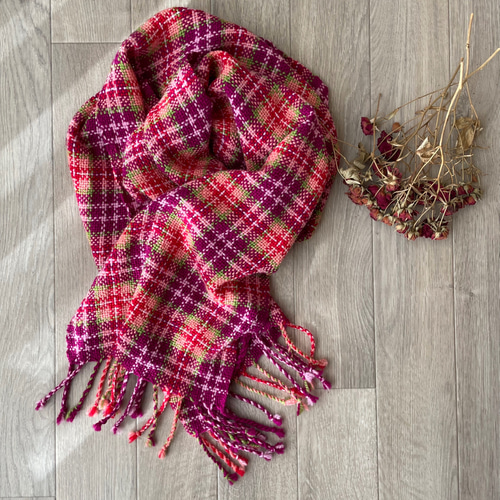首まわりが華やぐタータンチェックの手織りマフラー マフラー miyuria