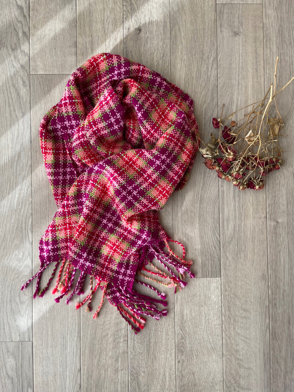 首まわりが華やぐタータンチェックの手織りマフラー マフラー miyuria