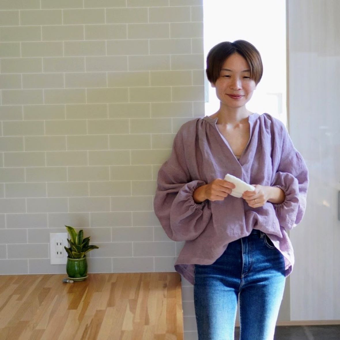 《ラベンダー》スッキリ魅せる前あきと、ふわりとした季節のギャザーブラウス