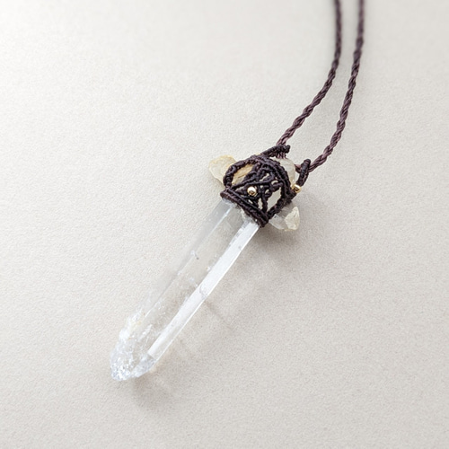 マクラメ編み Macrame Quartz on small stone 水晶ポイントon