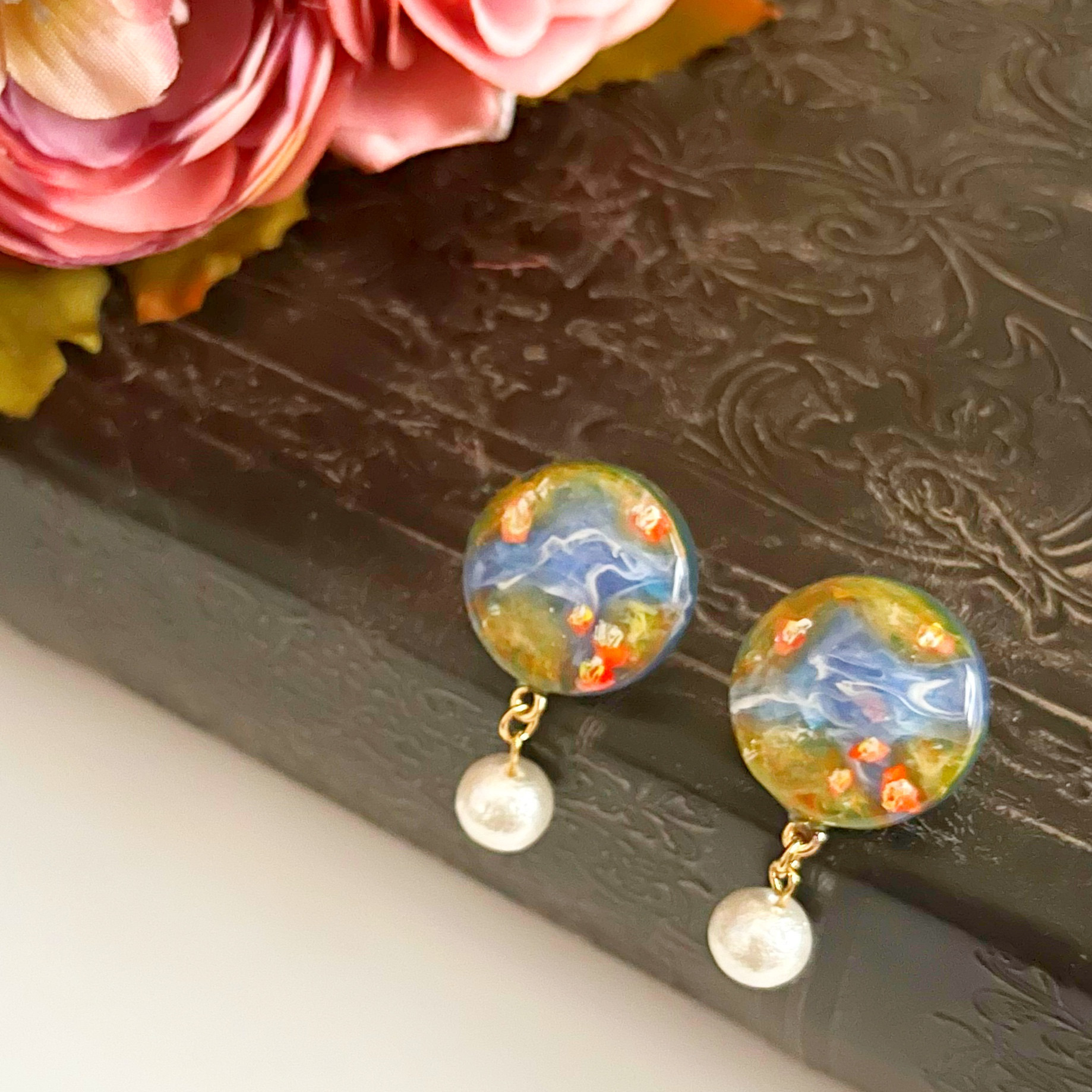 コットンパールが揺れるモネ「睡蓮」の絵画ピアス/イヤリング