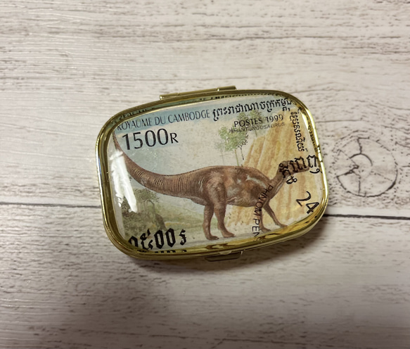 古い外国切手のピルケース　アクセサリーケース（恐竜　カンボジア　オーム.ペン）ラッピング無料！プレゼントにも 2枚目の画像