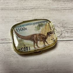 古い外国切手のピルケース　アクセサリーケース（恐竜　カンボジア　オーム.ペン）ラッピング無料！プレゼントにも 1枚目の画像
