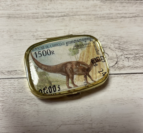古い外国切手のピルケース　アクセサリーケース（恐竜　カンボジア　オーム.ペン）ラッピング無料！プレゼントにも 1枚目の画像