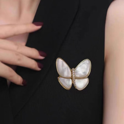18kgp 貝殻 シェル 蝶々 バタフライ プローチ おしゃれ ブローチ ying