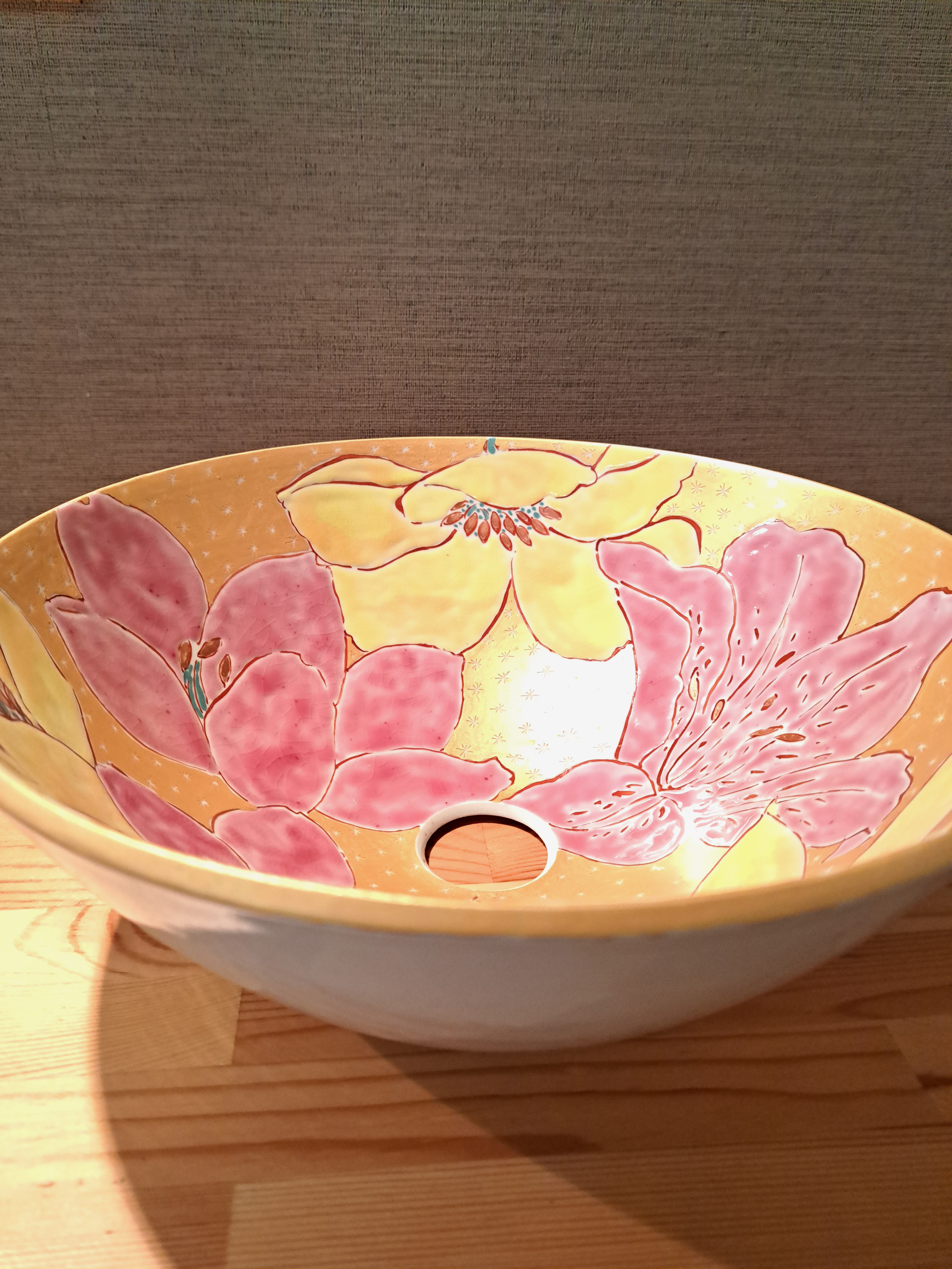 手洗い鉢、手洗器、 手洗いボウル 黄色とピンクの花模様、金彩詰め 　裏面白
