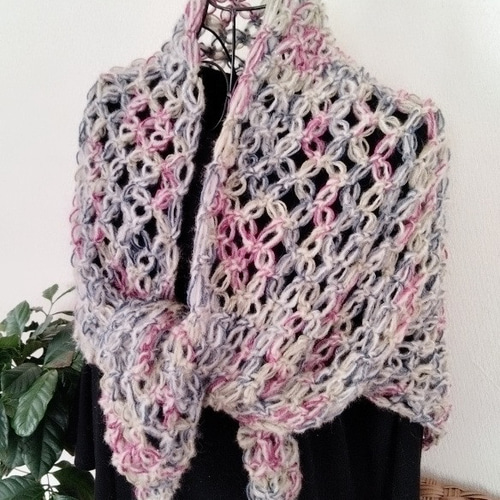 1日後発送】 ふんわり／と軽いモヘア調（ラメ入り）七宝編み三角