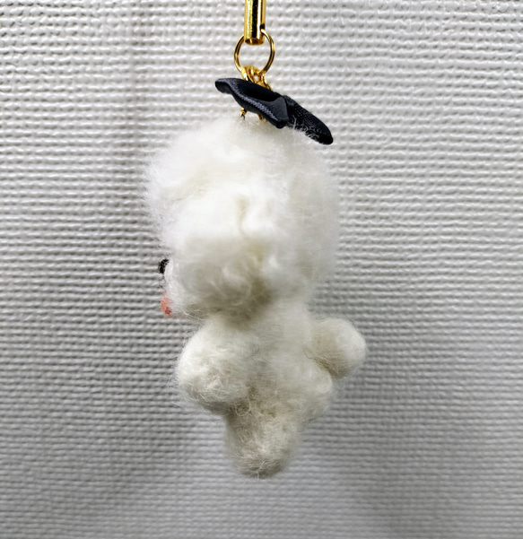 羊毛フェルト　トイプードル　ホワイト　ちびぷーのストラップ 2枚目の画像