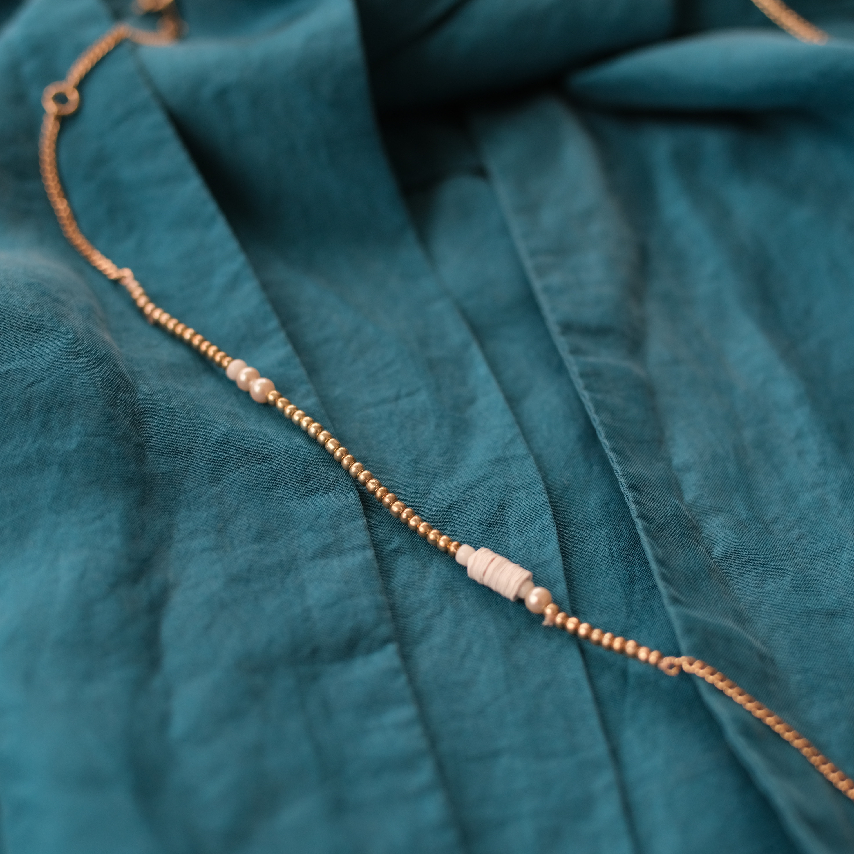 白い貝ビーズ・パール・アンティークチェーンのコラージュ・ネックレス