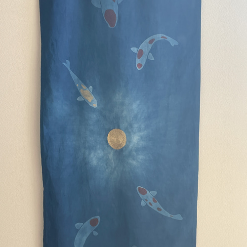 送料無料 錦鯉と水面に映る月 藍染タペストリー 手刺繍 満月