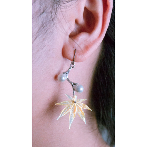 もみじ【紅葉】 黄蝶貝シェル彫刻 イヤリングORピアス モミジ ピアス