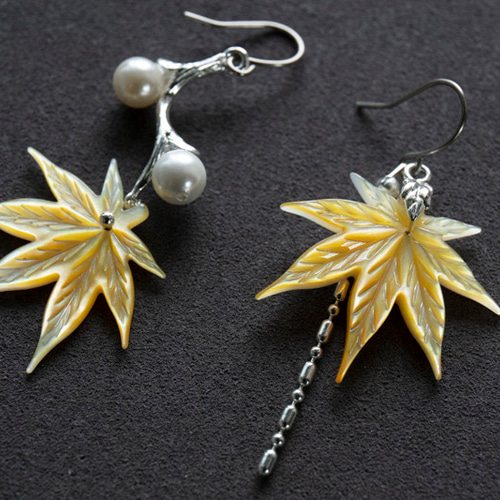 No.570-E　紅葉☆もみじピアス・イヤリング 三日月と紅葉ピアス（黄金色） | everever No.570-E 紅葉