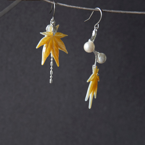 もみじ【紅葉】 黄蝶貝シェル彫刻 イヤリングORピアス モミジ