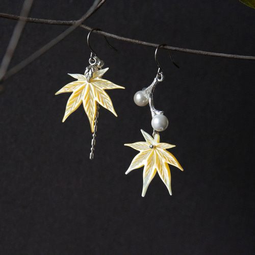 もみじ【紅葉】 黄蝶貝シェル彫刻 イヤリングORピアス モミジ