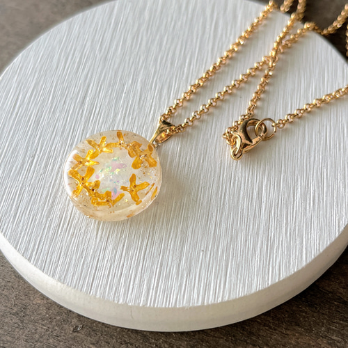 金木犀の蝶ネックレス / 秋 / レジン ネックレス・ペンダント 華
