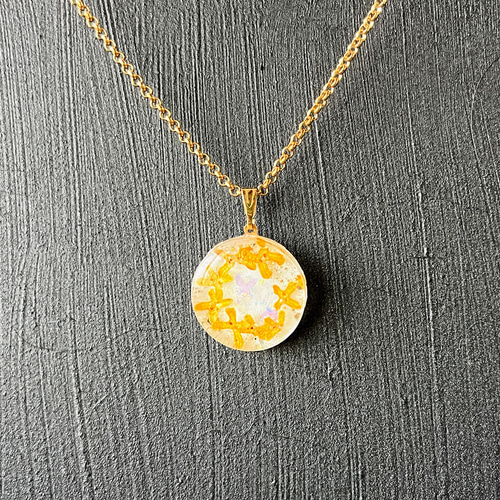 金木犀の蝶ネックレス / 秋 / レジン ネックレス・ペンダント 華