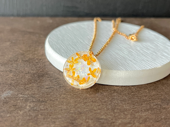 金木犀の蝶ネックレス / 秋 / レジン ネックレス・ペンダント 華