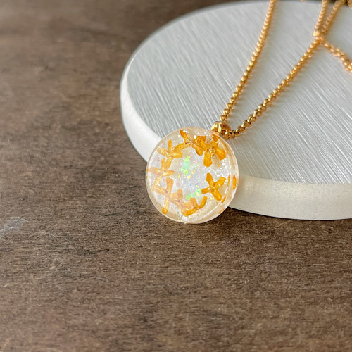 M272 レジン　ネックレス　蝶とフラワーガーデン M272 レジン ネックレス 蝶とフラワーガーデン